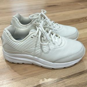 EUC Brooks Women’s Shoe - White Leather - Addiction Walker 2 - Size 6 - Wide